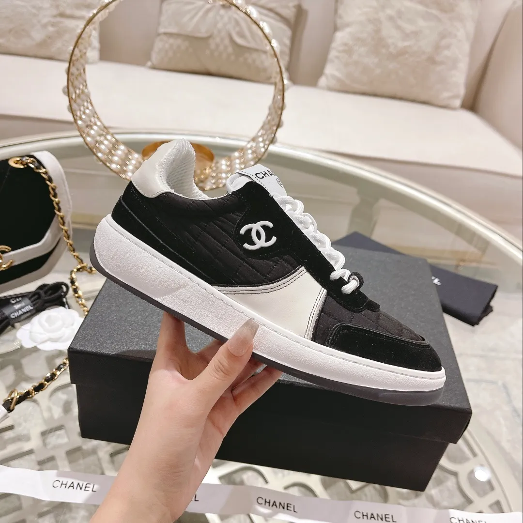 👟👟Ex-factory price 600 Chanel 23C Latest hot style Panda Black and white sneakers Casual sneakers Xiaoxiang Year-end hot item Classic black and white Panda color diamond fresh color matching Coco girls must buy, super beautiful fabric: original customized cowhide + technical cloth inner lining: original imported breathable mesh lining outsole: original molded rubber + T👟👟 ex-factory price U combination Bottom thickness: 3CM Size: Women's 35-40